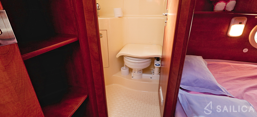 Sedan 1170 - Yacht Charter Sailica