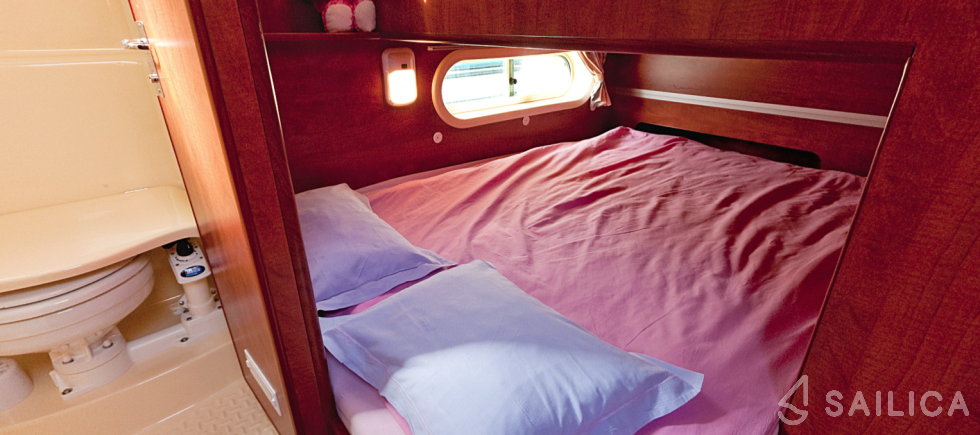 Sedan 1170 - Yacht Charter Sailica