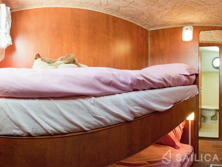 Sedan 1160 - Yacht Charter Sailica