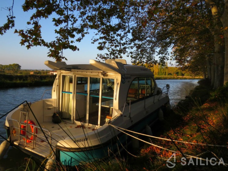 Sedan 1010 - Yacht Charter Sailica