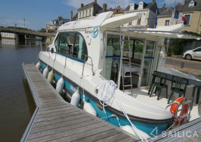 Sedan 1010 - Yacht Charter Sailica