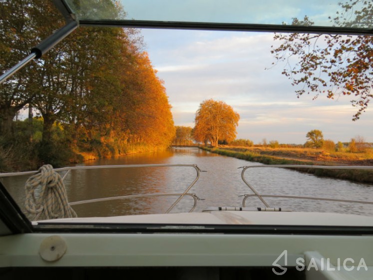 Sedan 1010 - Yacht Charter Sailica