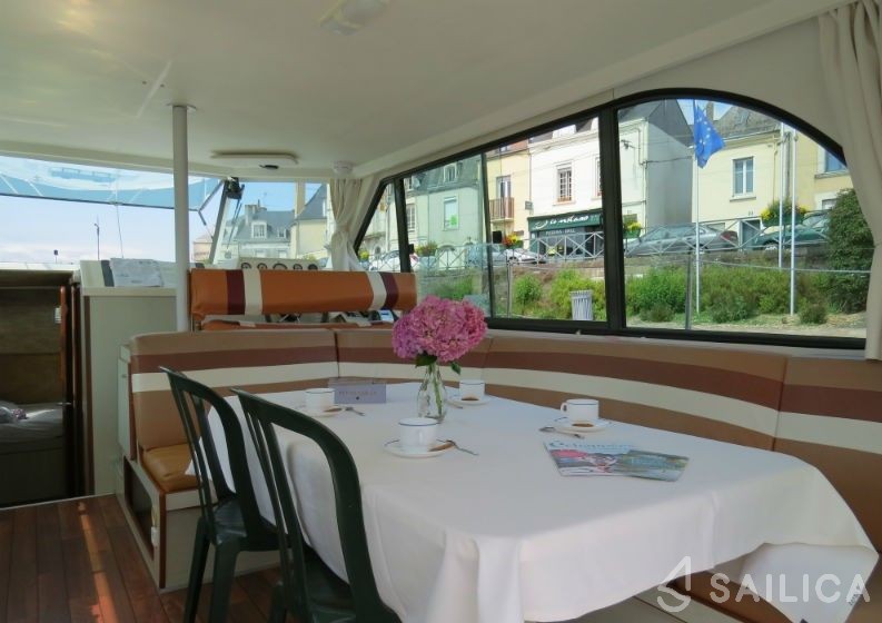 Sedan 1010 - Yacht Charter Sailica