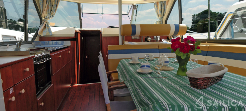 Sedan 1000 - Yacht Charter Sailica