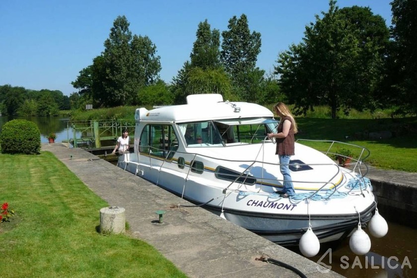 Sedan 1000 - Yacht Charter Sailica