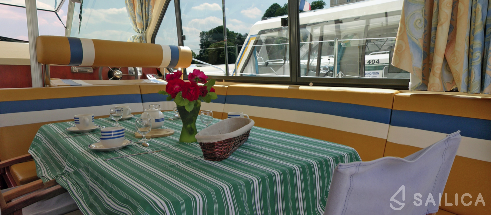 Sedan 1000 - Yacht Charter Sailica