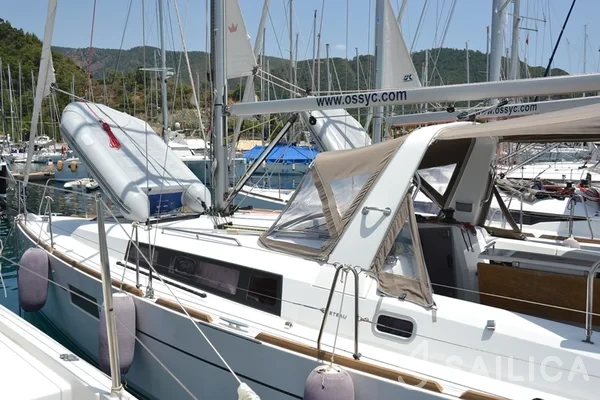 Oceanis 35 - Yacht Charter Sailica