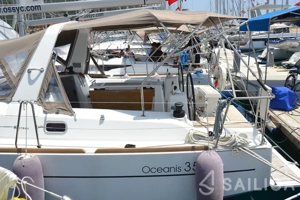 Oceanis 35 - Yacht Charter Sailica