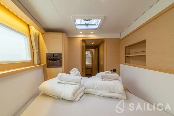 Lagoon 450 S - 4 + 2 cab. - Yacht Charter Sailica