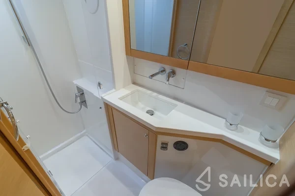 Lagoon 450 S - 4 + 2 cab. - Yacht Charter Sailica
