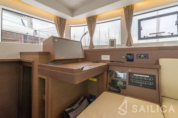 Lagoon 40 - Yacht Charter Sailica