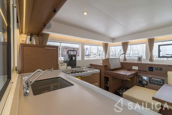 Lagoon 40 - Yacht Charter Sailica