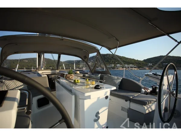 Oceanis 51.1 - Yacht Charter Sailica