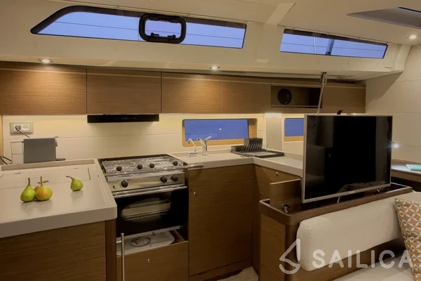 Oceanis 51.1 - Yacht Charter Sailica