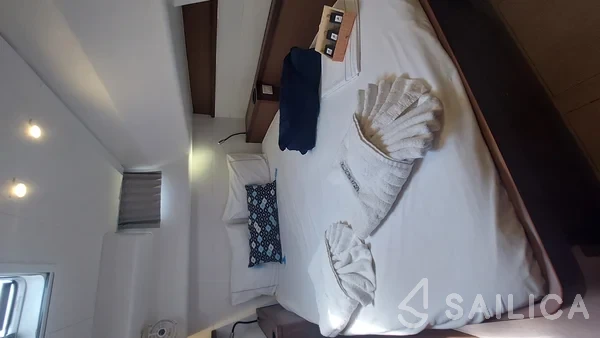 Lagoon 450  Flybridge - Yacht Charter Sailica