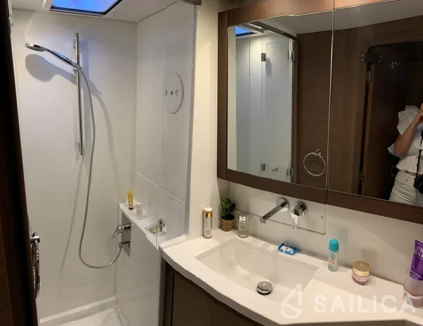 Lagoon 450  Flybridge - Yacht Charter Sailica