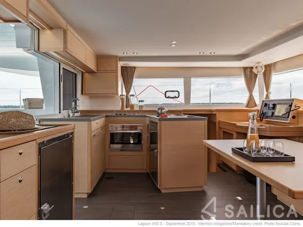 Lagoon 450  Flybridge - Yacht Charter Sailica