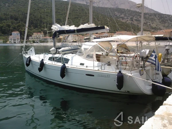Oceanis 43 - Yacht Charter Sailica