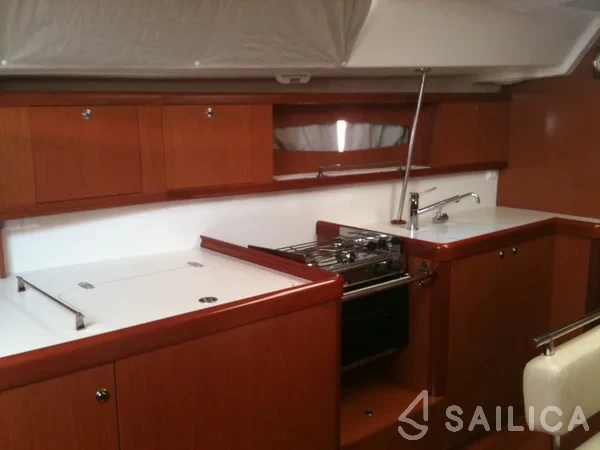 Oceanis 43 - Yacht Charter Sailica