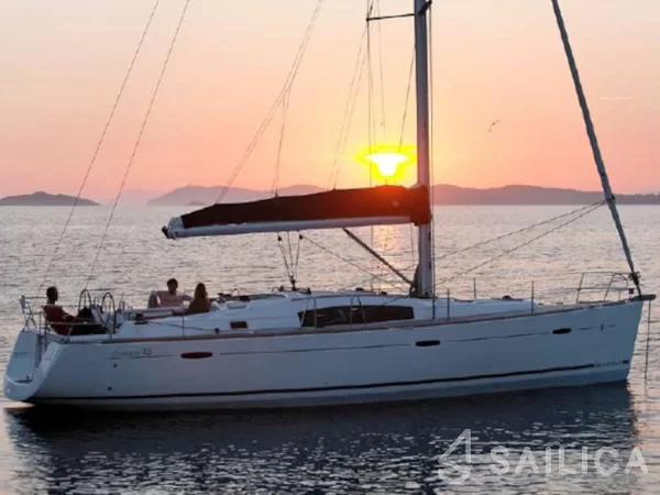 Oceanis 43 - Yacht Charter Sailica