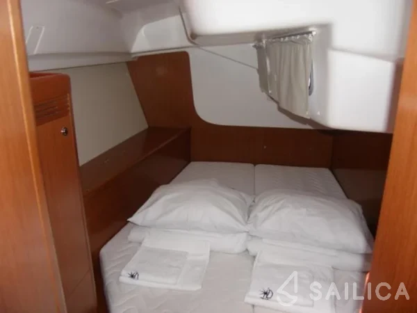 Oceanis 43 - Yacht Charter Sailica