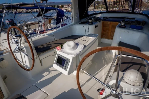 Oceanis 50 - Yacht Charter Sailica