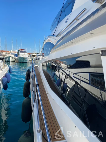 Galeon 550 Sky - Yacht Charter Sailica
