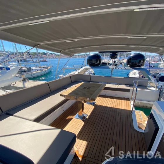 Galeon 550 Sky - Yacht Charter Sailica