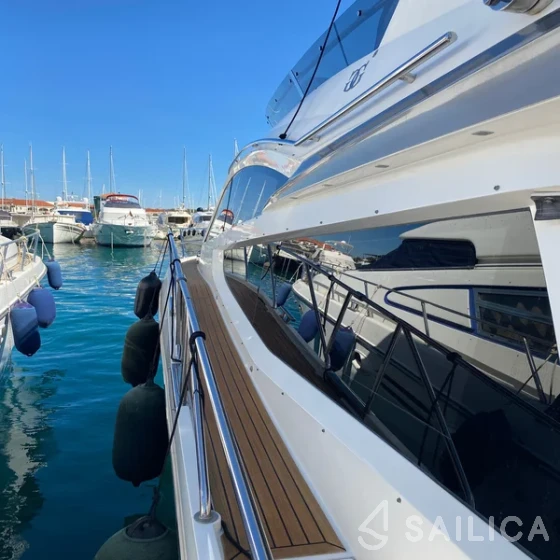 Galeon 550 Sky - Yacht Charter Sailica