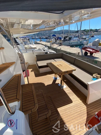 Galeon 550 Sky - Yacht Charter Sailica