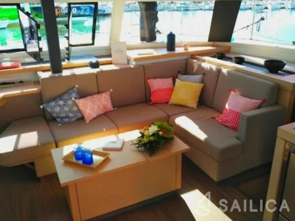 Astréa 42 - Yacht Charter Sailica