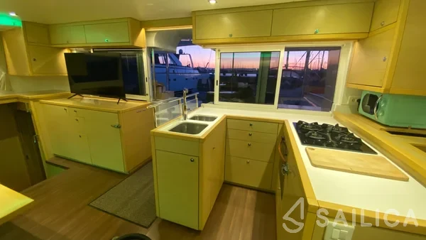 Lagoon 450  Flybridge - Yacht Charter Sailica
