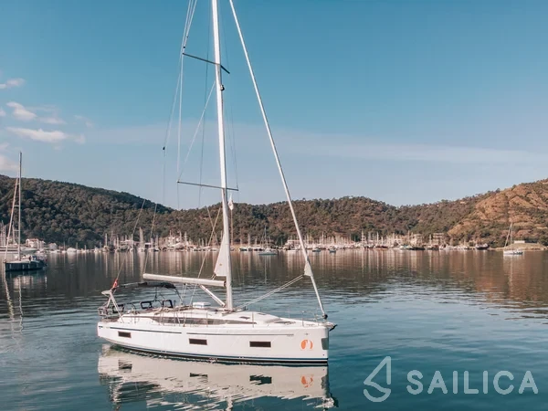 Bavaria C42 - Yacht Charter Sailica