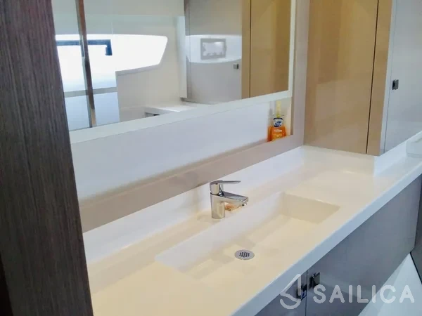 Astréa 42 - Yacht Charter Sailica