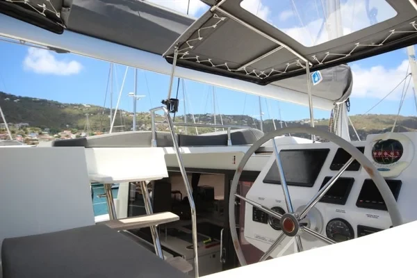 Astréa 42 - Yacht Charter Sailica