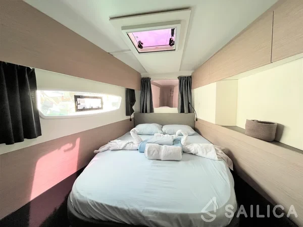 Astréa 42 - Yacht Charter Sailica