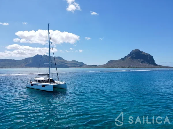 Nautitech 46 Fly - Yacht Charter Sailica