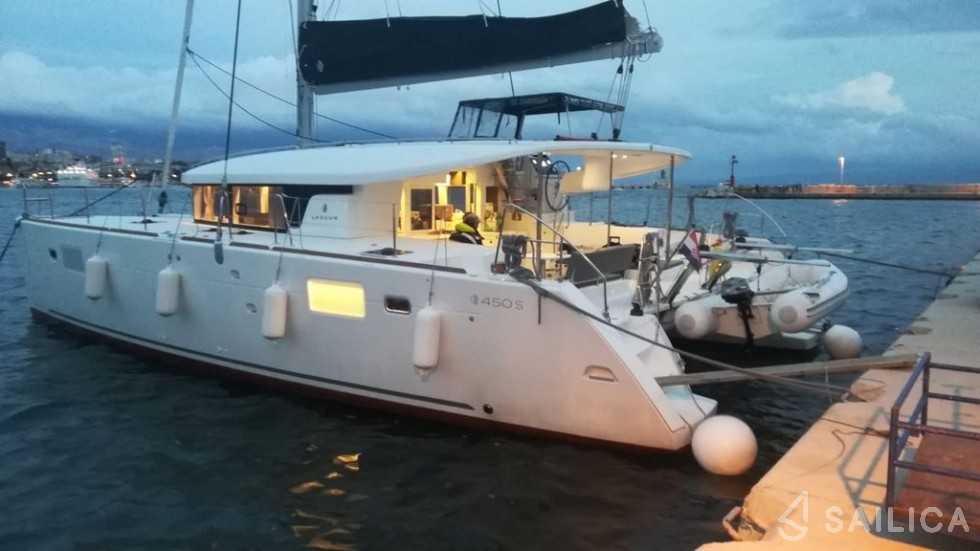 Lagoon 450 S - 4 + 2 cab. - Yacht Charter Sailica