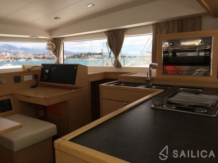Lagoon 400 S2 - Yacht Charter Sailica