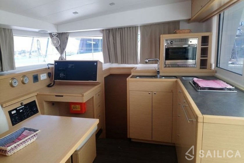 Lagoon 400 S2 - Yacht Charter Sailica