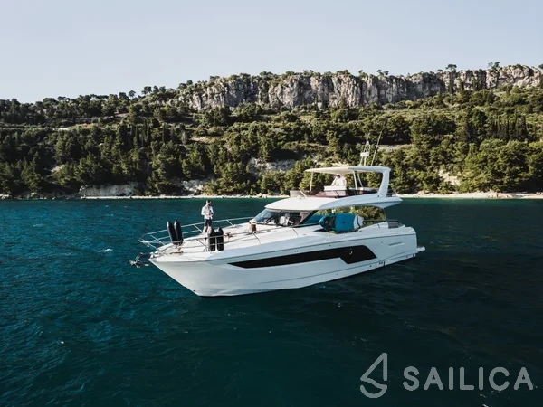 Prestige 590 Fly - Yacht Charter Sailica