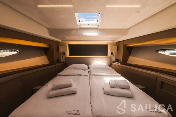 Prestige 590 Fly - Yacht Charter Sailica