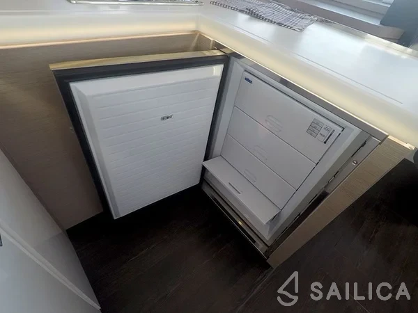 Astréa 42 - Yacht Charter Sailica