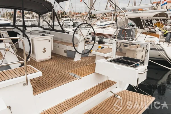 Oceanis 51.1 - Yacht Charter Sailica