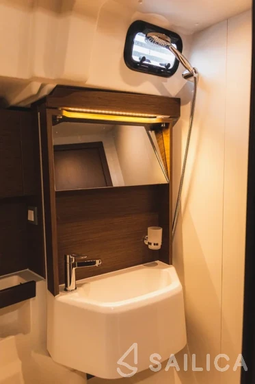 Oceanis 51.1 - Yacht Charter Sailica