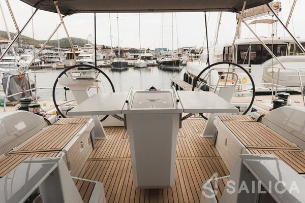 Oceanis 51.1 - Yacht Charter Sailica