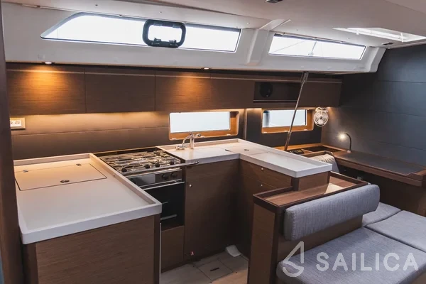 Oceanis 51.1 - Yacht Charter Sailica