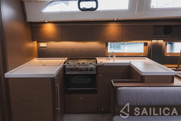 Oceanis 51.1 - Yacht Charter Sailica