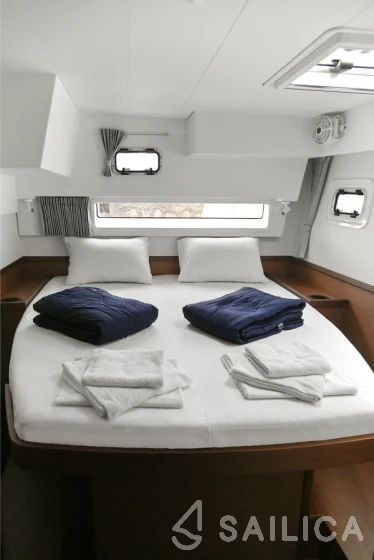 Lagoon 42 - Yacht Charter Sailica