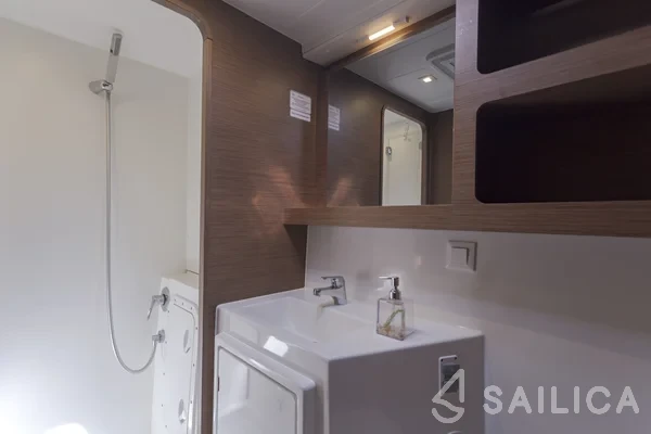 Lagoon 42 - Yacht Charter Sailica